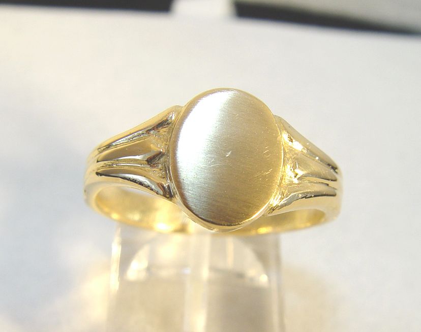 22K Yellow Gold Solid Oval Signet Ring 13.33 Grams  