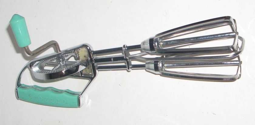 This is a Vintage Mid Century Maynard Egg Beater. The egg beater has 