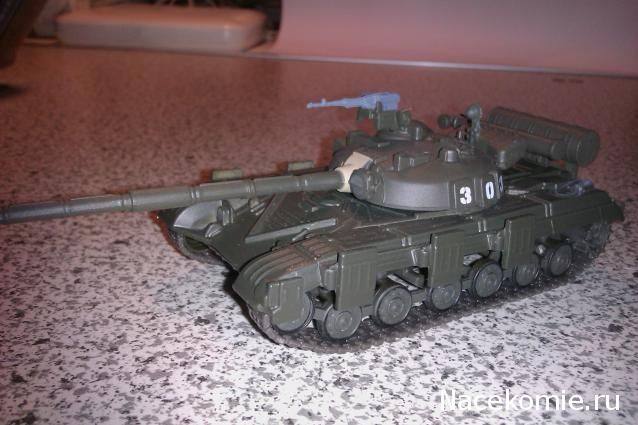 72 T 64 Soviet Tank Die Cast model & 22 Magazine Russian tanks 