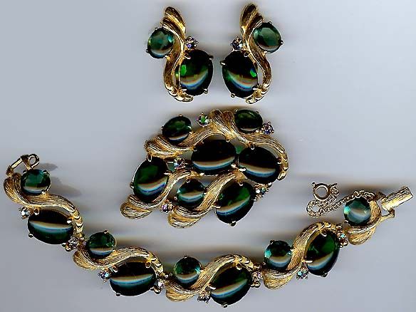 SCHIAPARELLI VINTAGE EMERALD GREEN GLASS RHINESTONE BRACELET PIN 