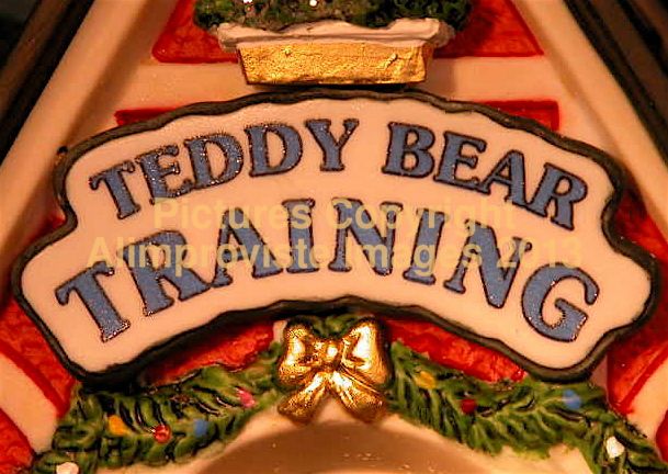 North Pole Dept 56 TEDDY BEAR TRAINING CENTER 56774 NeW  