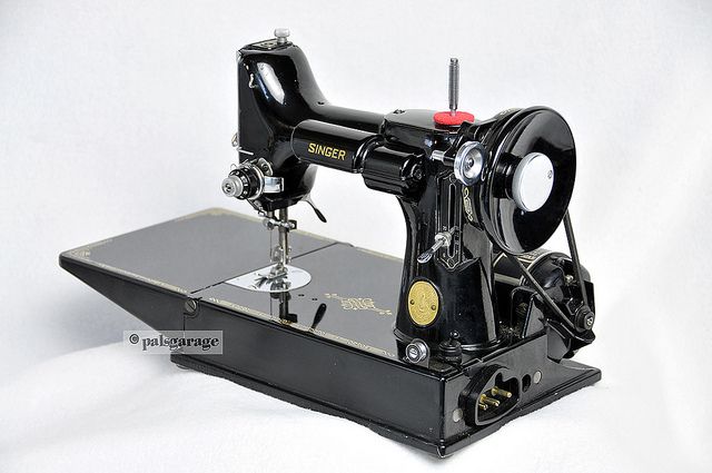 STUNNING SINGER FEATHERWEIGHT WITH QUILTING PACKAGE AND SEWING TABLE 