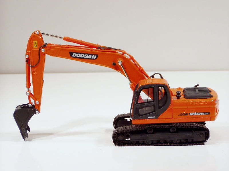 Doosan DX225LCA Excavator   1/40   MIB  