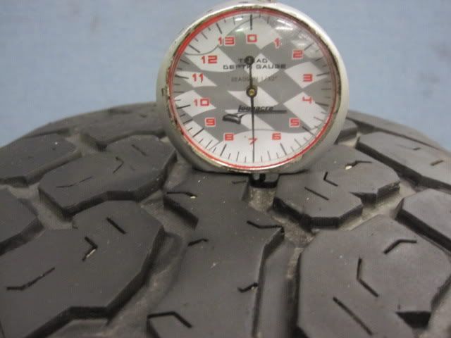 ONE MASTERCRAFT COURSER A/T 235/70/17 TIRE (W0940) 6 7/32  