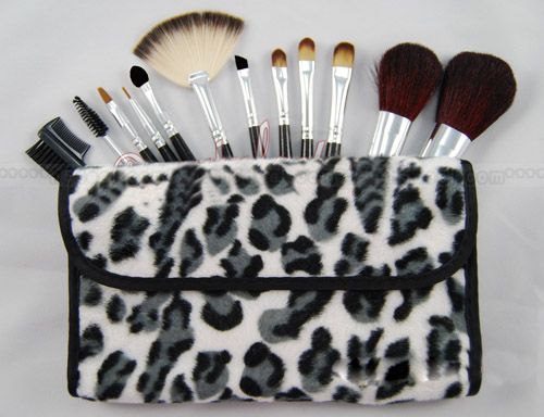 Dense painting 1*Powder paint 1*Fan shaped brush 3*Eye shadow brush 