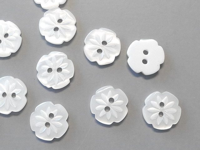 Lot of 50 Flower Shape Buttons 15mm Sewing Craft B105  